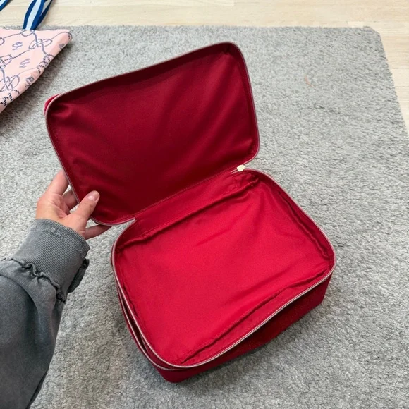 Estée Lauder Elegant Red Velvet Women's Makeup Bag - Picture 3 of 4
